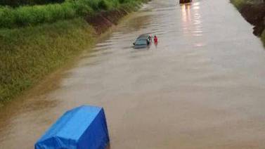 Obstrucción en canal de piñera provocó inundación de carretera Chilamate-Vuelta de Kooper