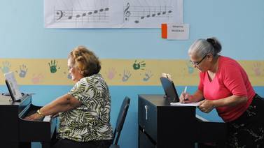  La profesora de piano Randi Steinkoler: ‘Los viejitos aprenden muy rápido todo lo que yo les enseño’
