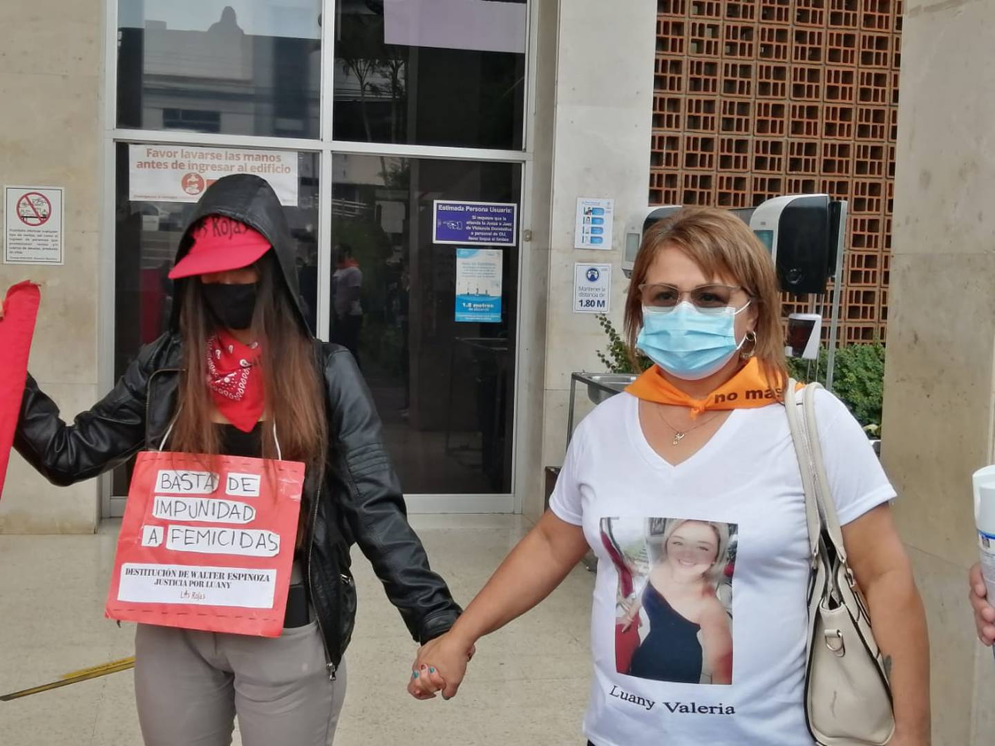 Patricia Zamora, madre de Luany Valeria, recibió en los Tribunales la solidaridad de personas que piden justicia contra los homicidas de mujeres. Foto: Keyna Calderón.