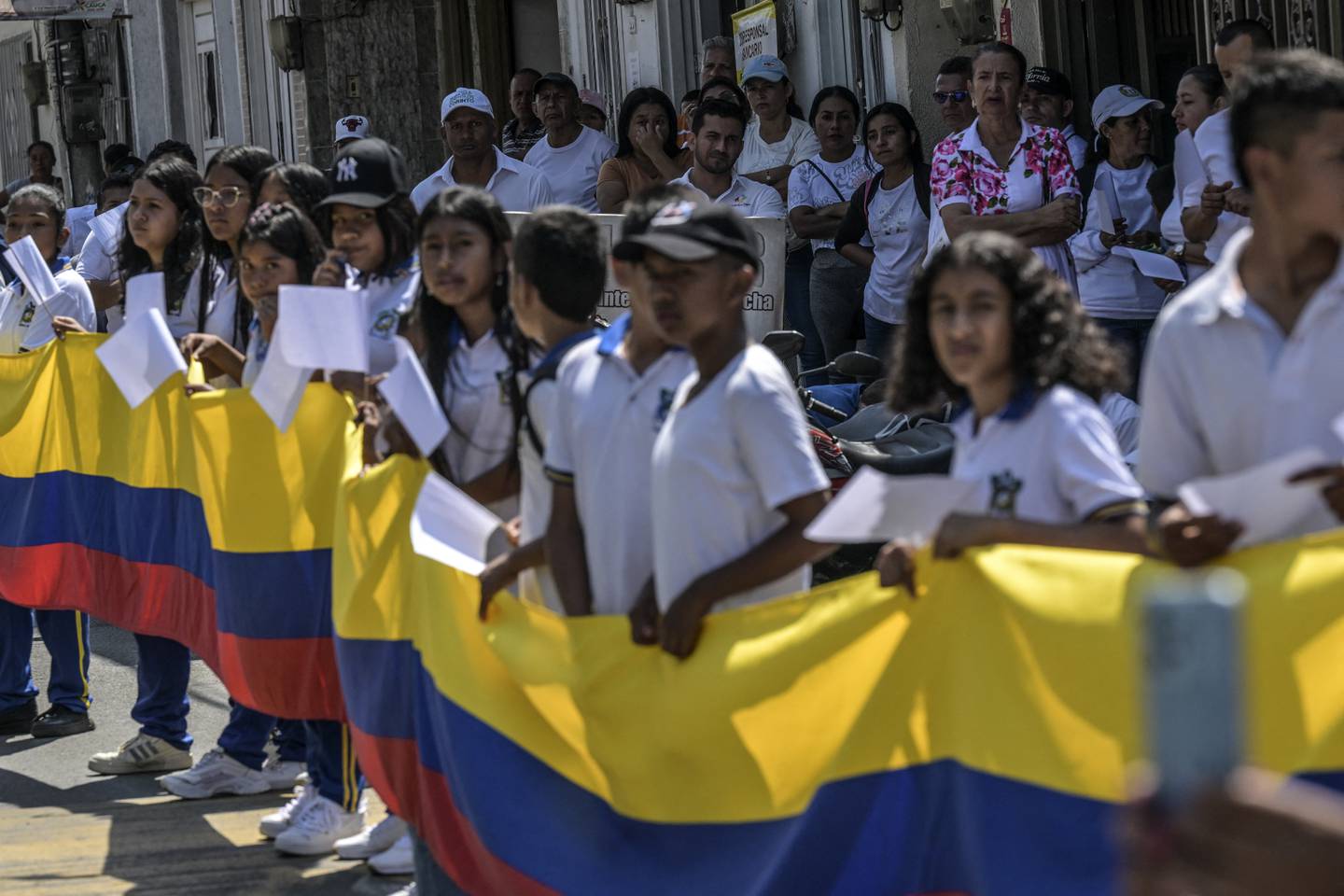 Estudiantes y lugareños participan en una protesta contra la violencia luego de que la escuela José María Obando fuera alcanzada por disparos durante los combates que tuvieron lugar el 5 de septiembre entre la Policía colombiana y el frente de la disidencia de las FARC.
