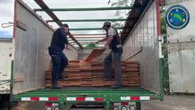 Autoridades detienen cargamento ilegal de madera en Upala