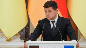 Zelenski cierra dos televisiones de la oposición en Ucrania por sus vínculos con Moscú