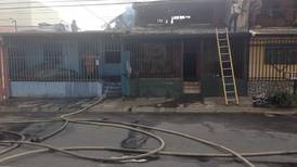 Incendio destruyó una casa y dañó otras dos en Desamparados