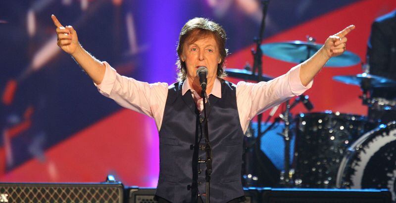 Paul McCartney está pronto a cumplir 82 años.  Su gran fortuna la ha amasado por las regalías por derechos de autor de su música con The Beatles y también en solitario.