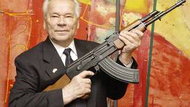 Muere inventor del fusil AK-47, el más usado en el mundo