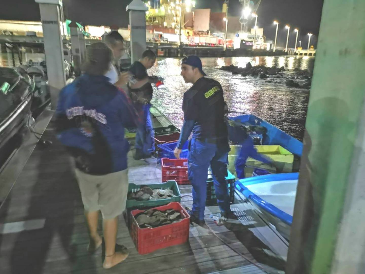 Dos pescadores ilegales que tenían en su lancha diversos tipos de peces, mariscos y moluscos quedaron a la orden de la Fiscalía, pues faenaban sin los permisos de ley. Foto: Cortesía MSP.