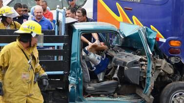 Triple choque dejó 2 muertos  y  gran  caos vial en Puntarenas