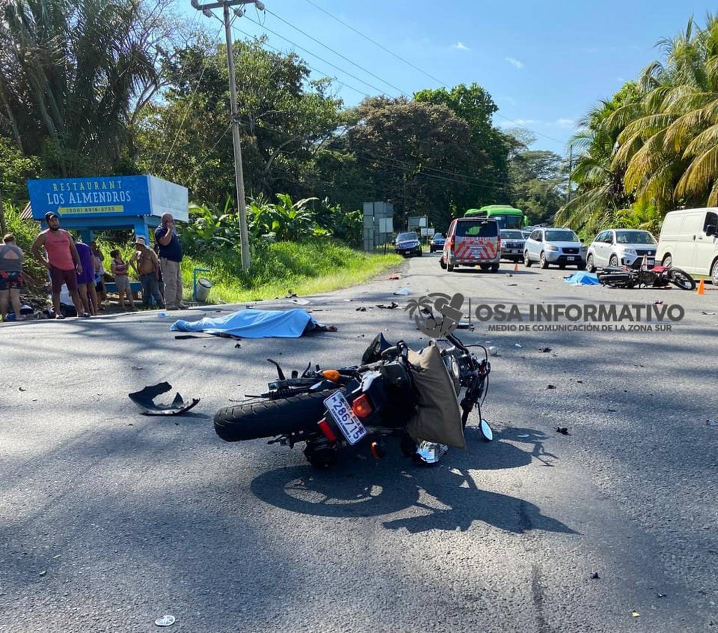 A eso de las 2 p. m. del 19 de enero, la colisión entre un tráiler y dos motos dejó dos fallecidos en el sitio y una mujer en condición grave. Foto: Cortesía Osa Informativo.
