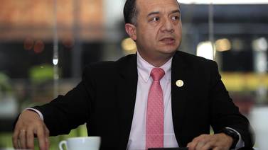Bloqueo de celulares en cárceles no ha servido, revela Gerald Campos, ministro de Justicia
