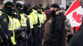 Policía toma posiciones para desalojar protesta en puente fronterizo en Canadá