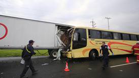 Chofer de bus involucrado en choque mortal en la General Cañas tiene prohibido conducir y salir del país