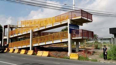 Cableado de empresas impide concluir puente peatonal en La Galera