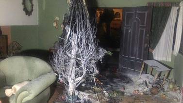Incendio de árbol de Navidad en vivienda deja dos personas con quemaduras leves