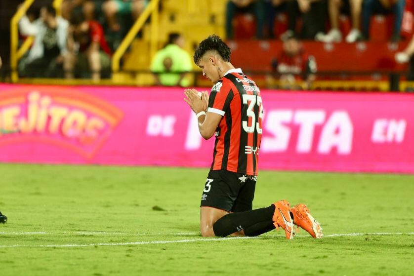 Fernando Lesme respondió con gol ante la titularidad que le dio Alexandre Guimaraes esta vez con Liga Deportiva Alajuelense.