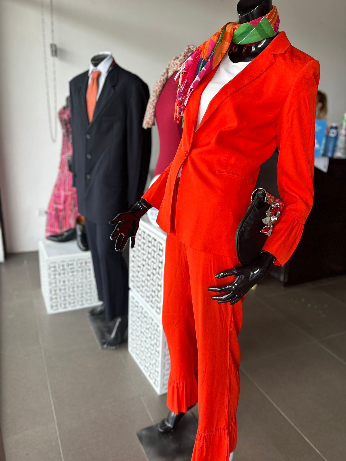 Las personas también pueden comprar trajes ejecutivos. Fotografía: Damas Israelitas