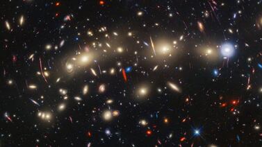 Telescopios James Webb y Hubble se unen y captan la vista más colorida del Universo