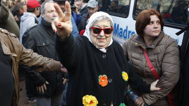 Justicia ordena detención de líder de las Madres de Plaza de Mayo en Argentina 