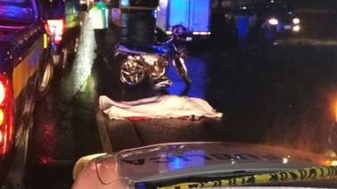 Mujer que viajaba como acompañante en motocicleta perece en accidente