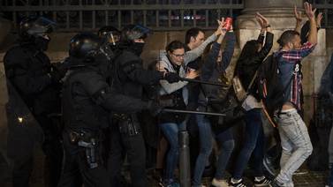 Chocan policías y separatistas tras protesta en Barcelona