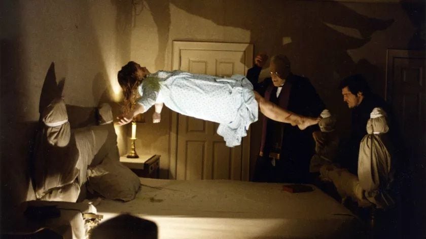 'El Exorcista' es una de las películas más importante de la historia del cine de terror. En ella se muestra como una niña es poseída, pero justo en la escena en la que parece levitar, se aleja de la realidad. Según el catolicismo, las personas poseídas no tienen superpoderes y no pueden volar.