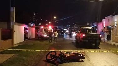 Mujer fallece en colisión entre motocicleta y vehículo liviano en Cartago