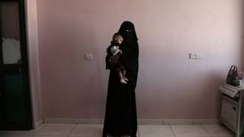 La lucha de una madre en Yemen por salvar a su bebé desnutrido