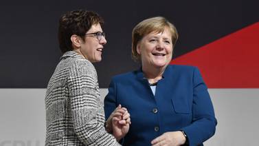 Conservadores alemanes eligen como líder a una seguidora fiel de Angela Merkel