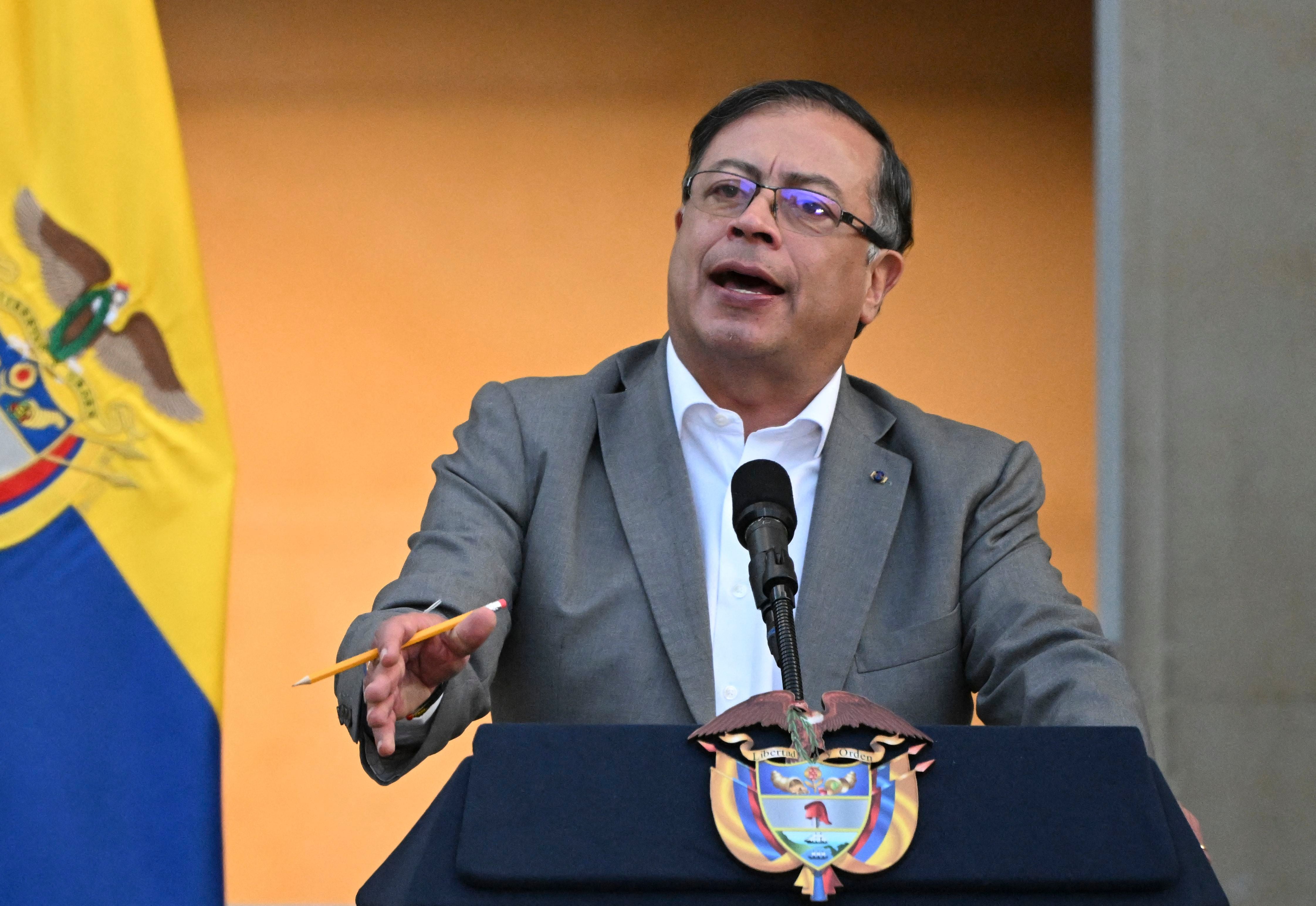 En marzo, el presidente Gustavo Petro ordenó reanudar las acciones ofensivas contra el Clan del Golfo, la mayor banda narcotraficante de Colombia, por ataques a la población civil y la fuerza pública, que lo llevaron a suspender el cese al fuego.