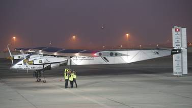 El avión Solar 'Impulse 2' comenzó su viaje alrededor del mundo 