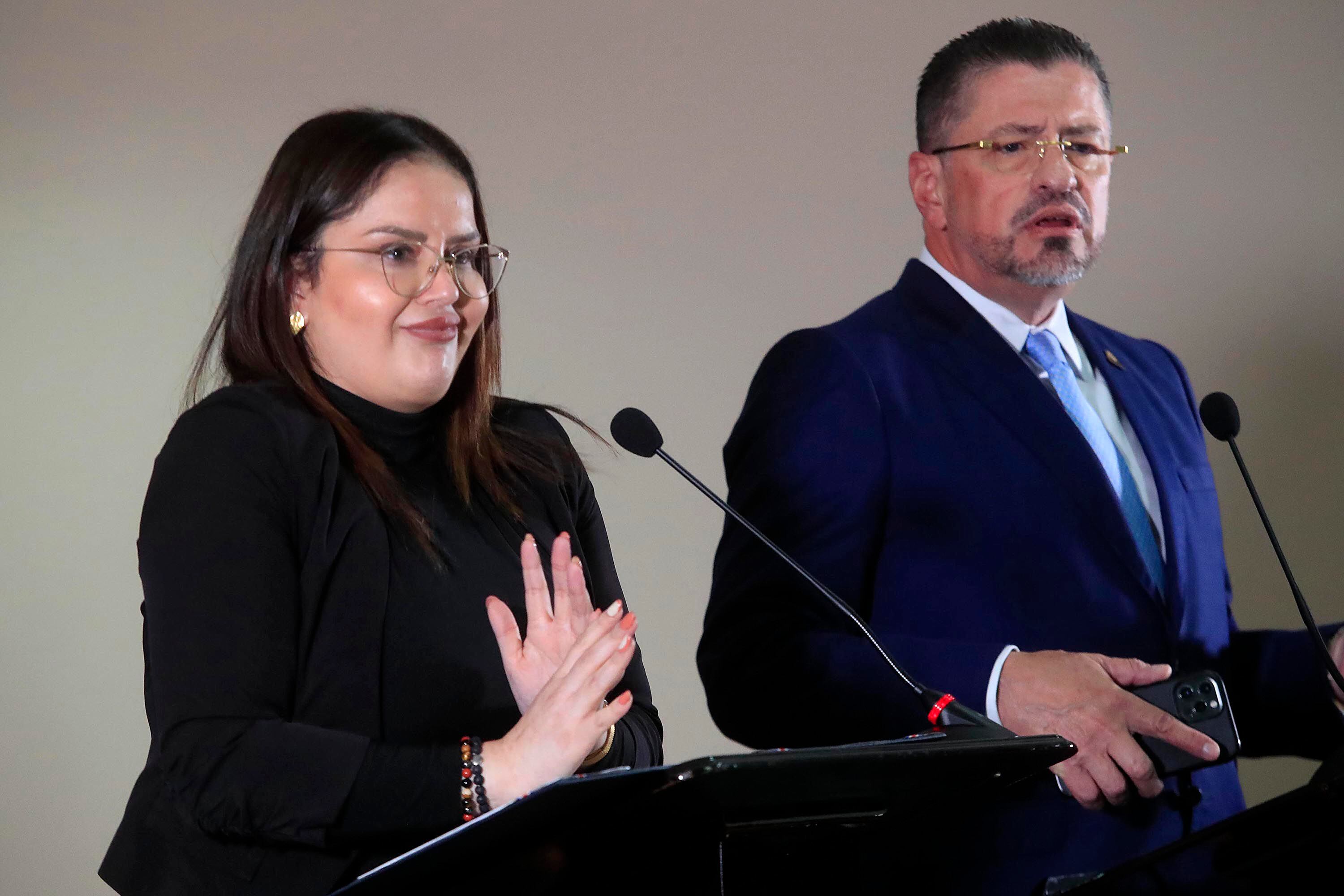 La ministra de Salud, Joselyn Chacón, en la conferencia de prensa del 9 de enero, cuando tuvo que dar explicaciones por su relación con un 'trol'.  El mandatario Rodrigo Chaves le dio un voto público de confianza.
