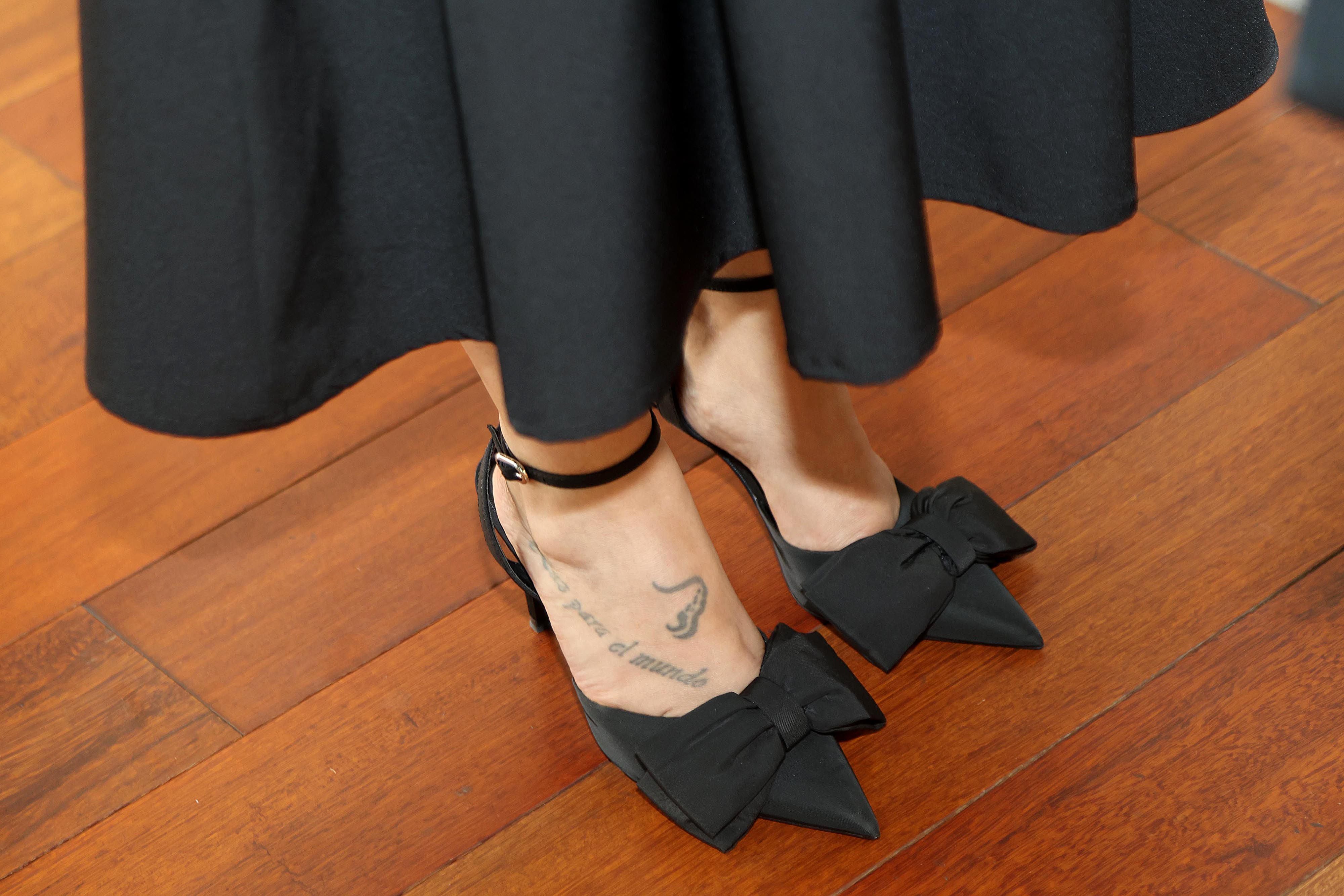 Paola Nájera optó por unos zapatos con un lazo al frente, muy característicos de la moda coquette. 