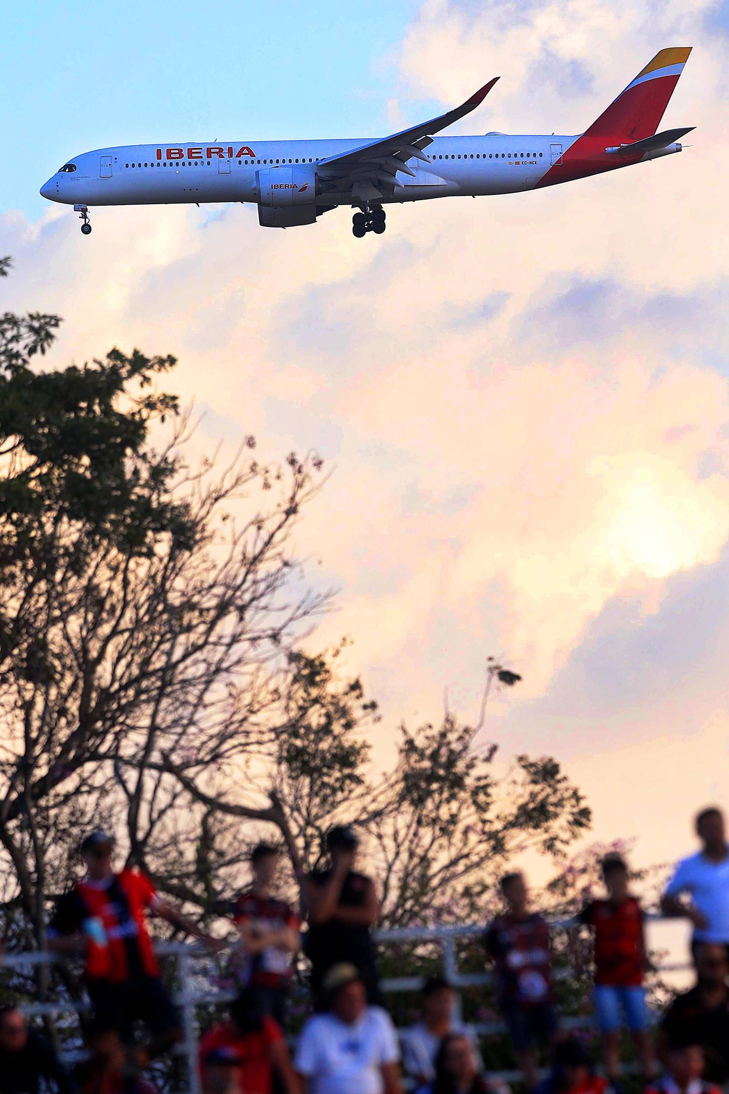 11/02/2024    Coyol de Alajuela. Aviones enrumbándose para aterrizar en la pista del aeropuerto internacional Juan Santamaría.