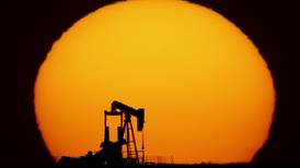 Petróleo se derrumba por dólar fuerte y temor de una recesión
