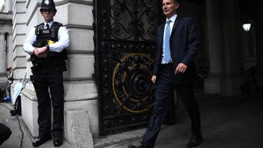Nuevo ministro británico de Finanzas  suprime medidas fiscales de Truss para calmar los mercados