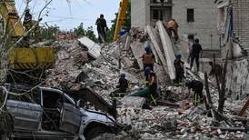 Al menos 15 muertos en un bombardeo contra una residencia en el este de Ucrania