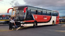 Motociclista fallece tras chocar de frente contra bus en Alajuela