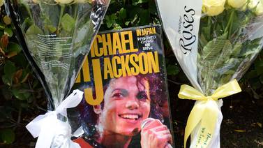 Fans recuerdan a Michael Jackson en California