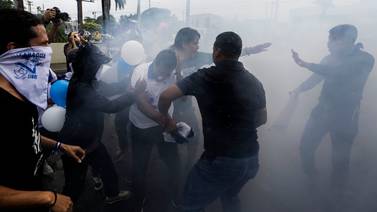 Policía de Nicaragua ataca a opositores con granadas aturdidoras