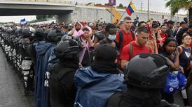 Miles de migrantes salen en caravana desde México rumbo a Estados Unidos 