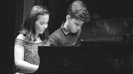 Gemelos pianistas invitan a concierto para recaudar fondos y tocar junto a la Sinfónica de Moscú