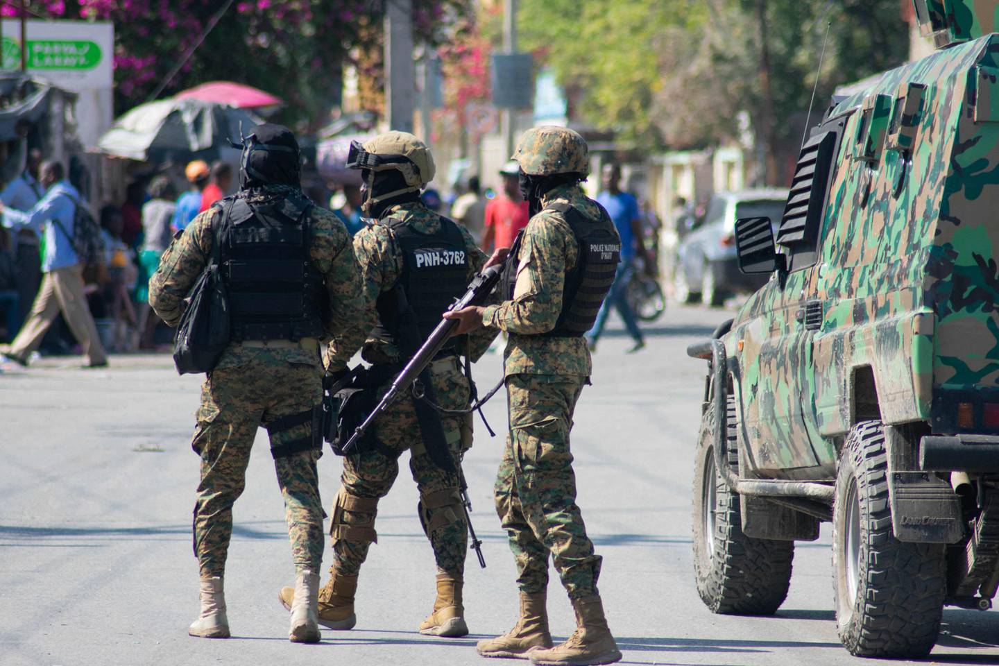 El ejército de Haití está desplegado en las calles de Puerto Príncipe, y en otras localidades, para tratar de contener la violencia de las pandillas que dominan en Haití y piden la salida del primer ministro.