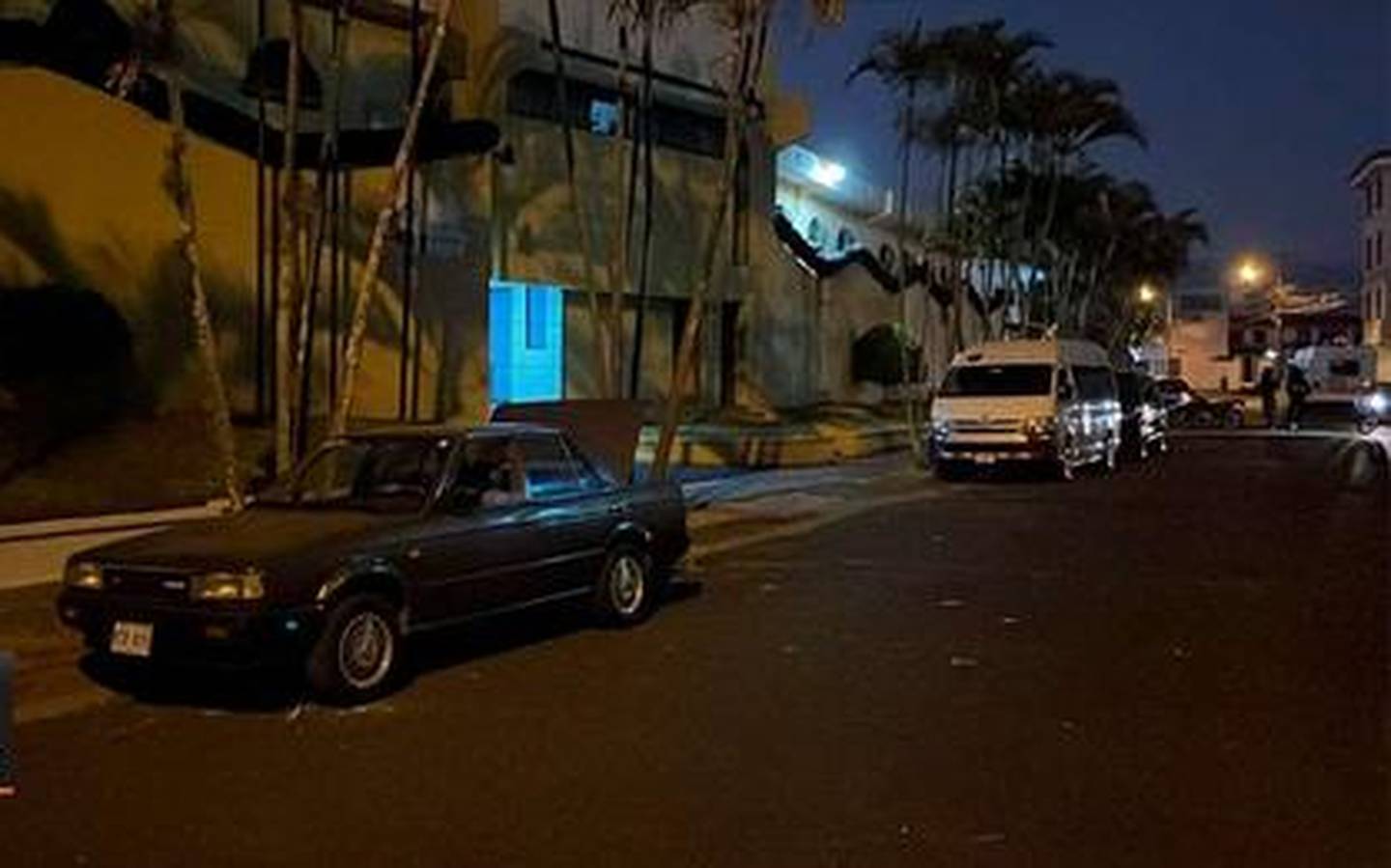 En la cajuela de este Nissan Sentra que había sido robado de Rohrmoser, apareció el cuerpo atado de pies y manos de un sujeto en La Uruca. Foto: Cortesía Telenoticias.