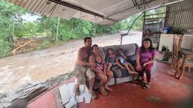 ‘El río se nos llevó la mitad de la casa, solo un cuartito nos quedó’, relata recolector de chatarra en San Carlos