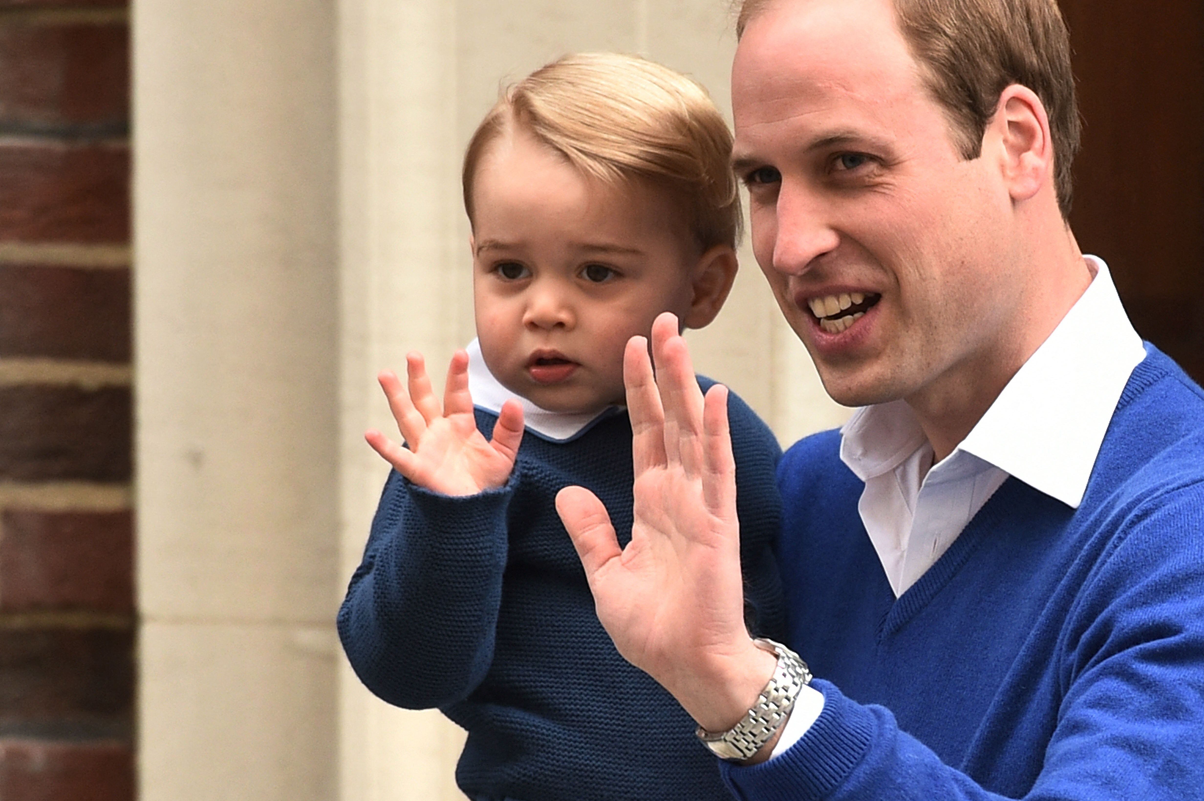 En esta foto de archivo tomada el 2 de mayo de 2015, el Príncipe William de Gran Bretaña y su hijo, el Príncipe George de Cambridge, saludan mientras regresan al Lindo Wing en el Hospital St Mary's en el centro de Londres. (Foto de LEON NEAL / AFP)