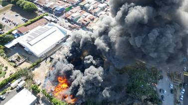 Incendio arrasa con 760 metros cuadrados de una recicladora de materiales en La Unión 
