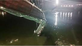 Tragedia en India: 60 personas mueren al caer puente colgante recién reparado