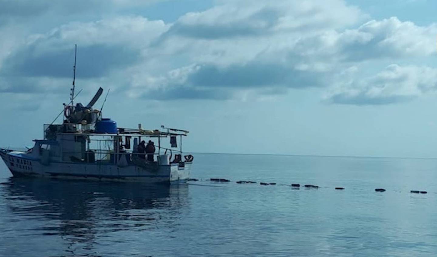 La lancha semiindustrial tiene capacidad para adentrarse por semanas y hasta meses en el mar. La carga fue decomisada y los detenidos quedaron en la Fiscalía. Foto: Cortesía MSP.
