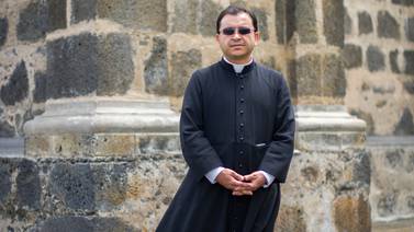 Sacerdote Sixto Varela suspendido por celebrar misas con ritual prohibido; Iglesia lo instó a renunciar