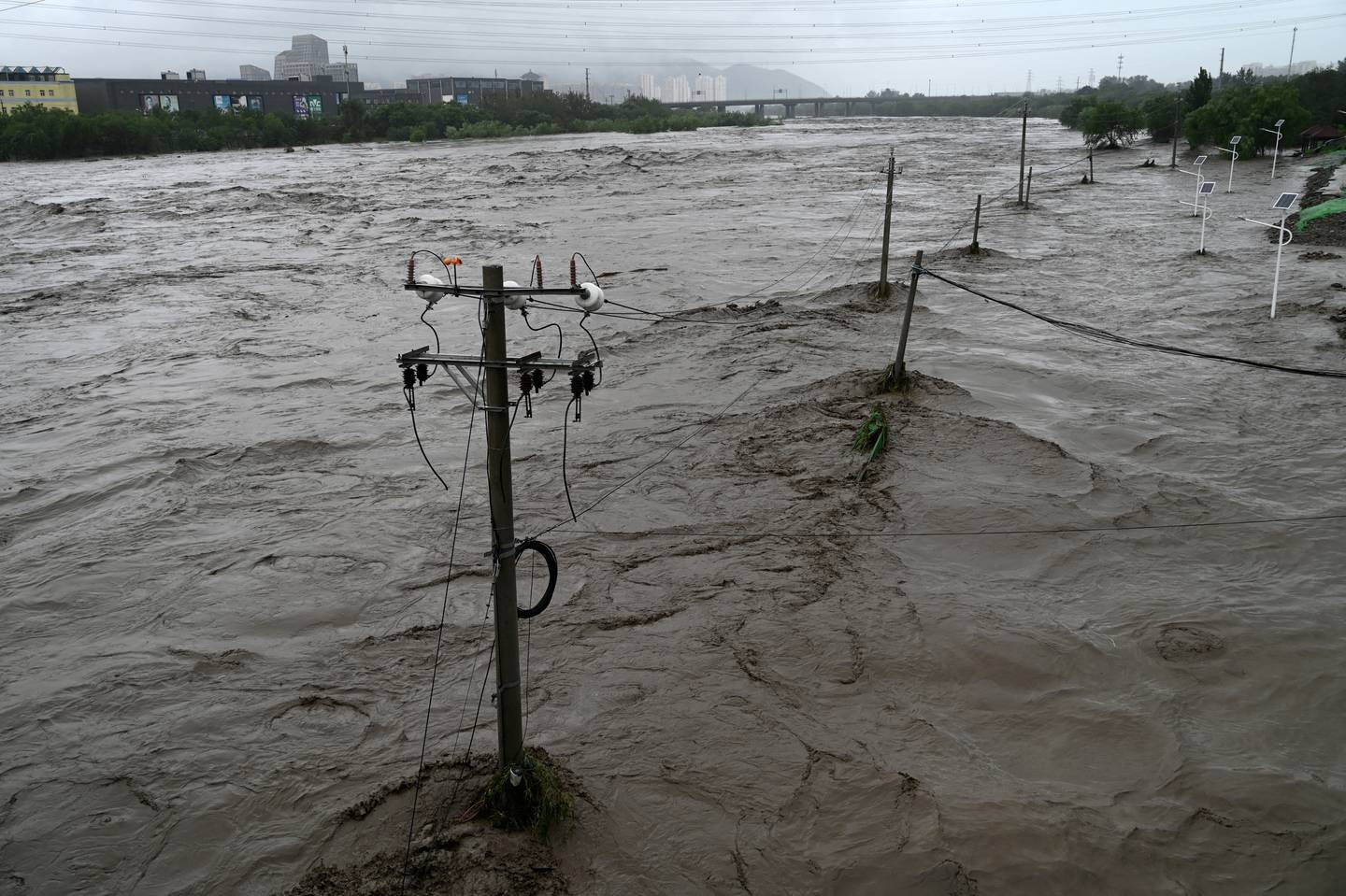 Vista del río Yongding inundado, después de fuertes lluvias en el distrito de Mentougou en Beijing