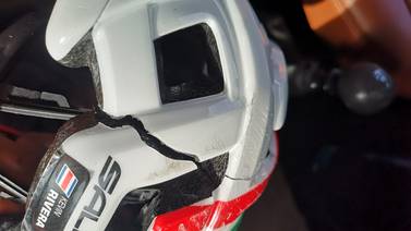 A ciclista tico Kevin Rivera lo salva el casco en accidente en el Tour de Hungría 